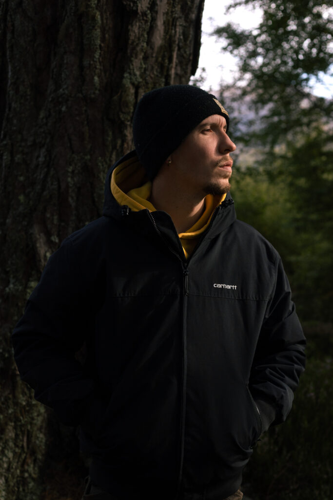 Mann im Wald schaut in die Ferne